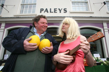 lynda_beast_mick_paley Lynda Beast serenading Mick Paley in Malton © Kippa Matthews
