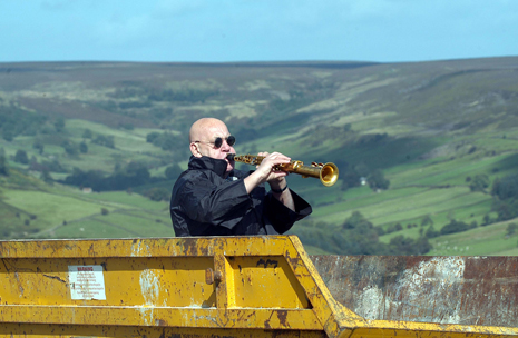 Lol_Coxhill_skip Lol Coxhill in a skip